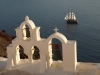 santorini-oia-kerkklok-zeilboot-griekenland