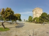 Thessaloniki-witte-toren-naaldbomen-600
