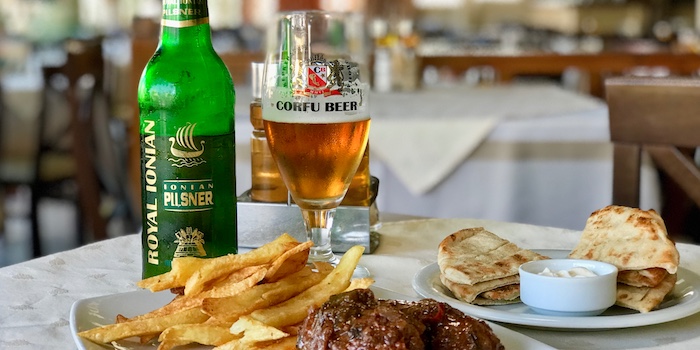 Ioanian Pilsner van Corfu Beer in taverne in bergdorp