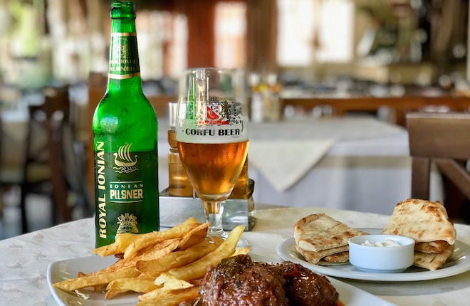 Ioanian Pilsner fles op tafel tijdens lunch in taverne op Corfu
