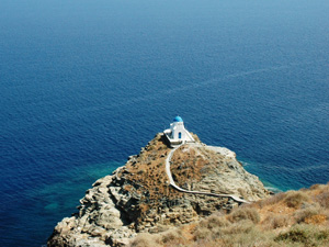 Sifnos kerkje aan zee bij het strand