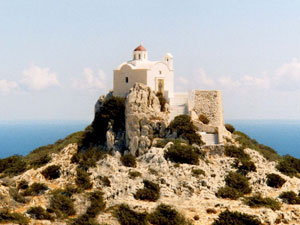 Kapelletje boven op bergtop op Karpathos