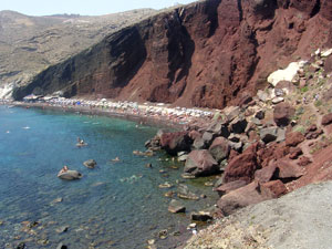 Red beach op Santorini.