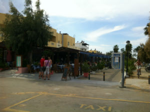 Boulevard met restaurants in Tigaki