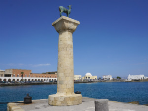 Hert bewaakt de ingang Mandraki haven van Rhodos stad