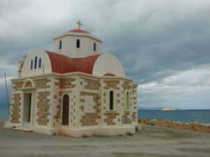 Kerkje in Oost Kreta aan zee