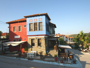 Alli Banda cafe op Ammouliani