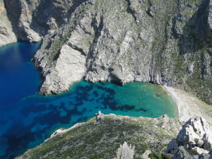 Verborgen strand in het noorden Amorgos