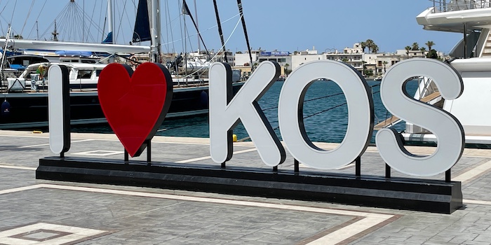 I love Kos bord in de haven van Kos-stad