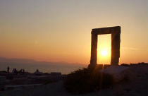 Portara op Naxos de zonsondergang