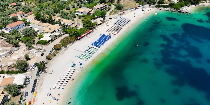 Luchtfoto van Mikros Gialos beach op Lefkas