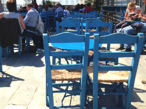 Vliegveld santorini Griekenland terras met blauwe stoeltjes