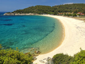 Strand in juli op vakantie in Griekenland