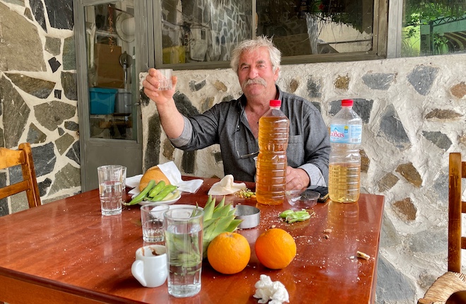 Wijn drinken met een local in een bergdorp in West Kreta
