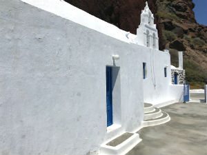 Red beach Santorini kapelletje