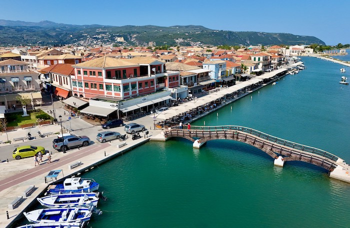 Uitzicht op Lefkas-stad met boulevard en loopbrug