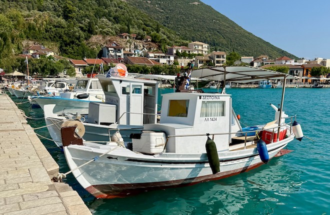 Haven met vissersboten van Vasiliki