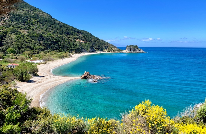 Strand van Potami beach voor jezelf op Samos in meivakantie