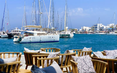 Naxos haven en terras in de stad