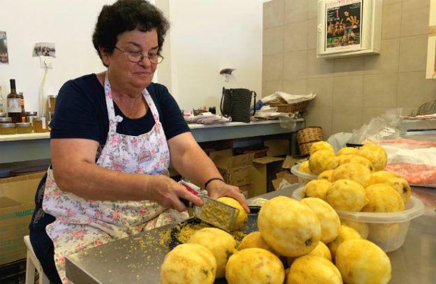 Citroenen schillen voor Kitron likeur op Naxos