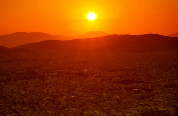 Prachtige zonsondergang bij Athene in Griekenland