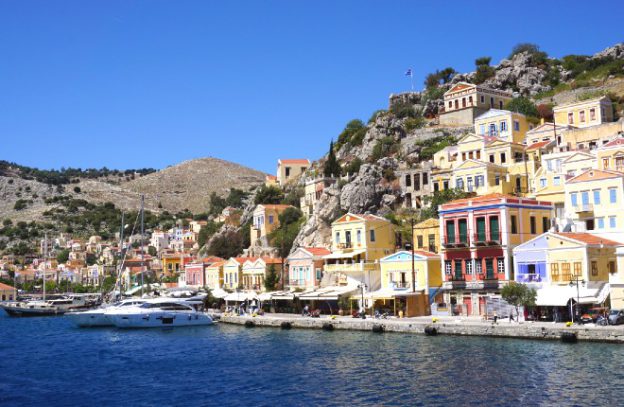 Symi stad met de haven van Gialos