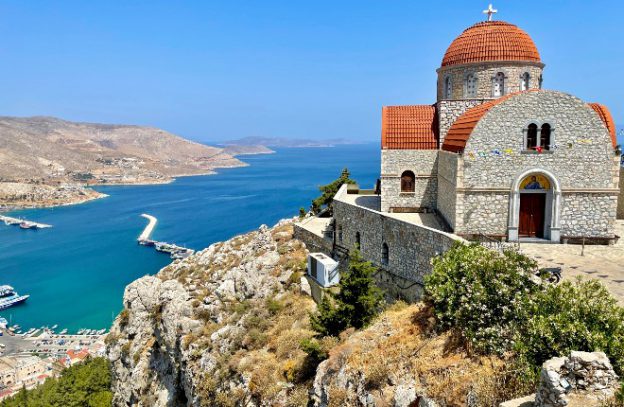 Agios Savvas klooster met uitzicht op haven van Kalymnos