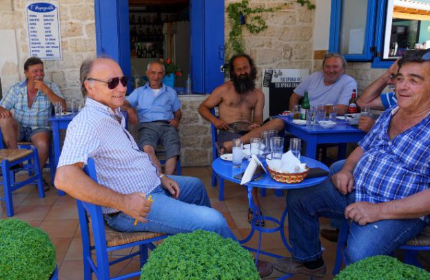 Griekse heren op een terras op Lefkas