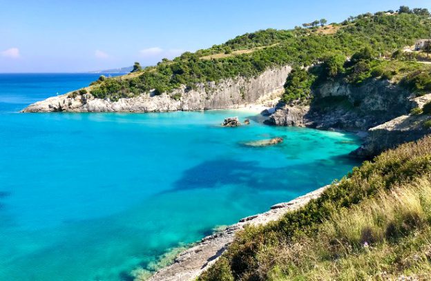 Kleurrijke zee langs oostkust Zakynthos