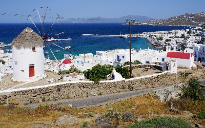 Cycladen uitzicht op de haven van Mykonos met windmolen