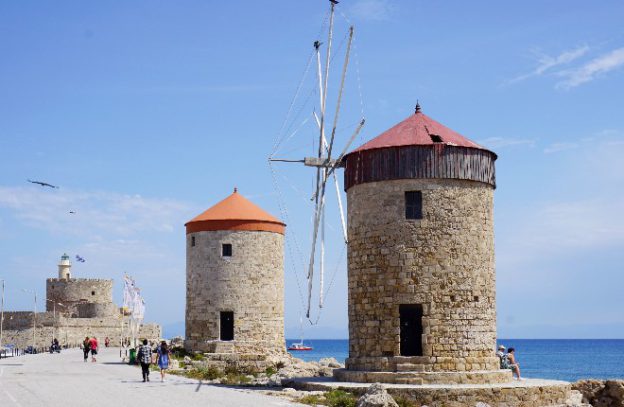 Mandrakihaven van Rhodos met de windmolens en de burcht