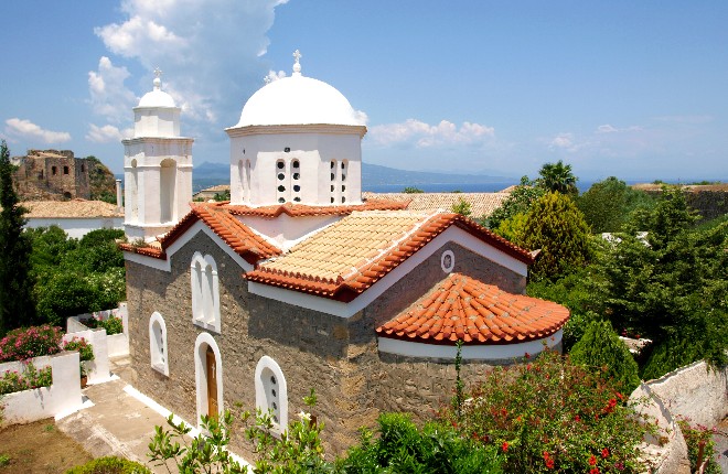 Peloponnesos kerk in Koroni tijdens zomervakantie