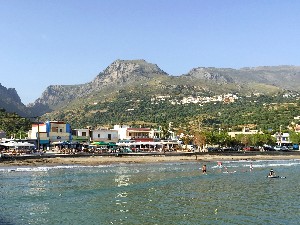 Plakias zandstrand en de boulevard aan de zuidkust van Kreta