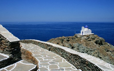Sifnos de blauwwitte kapel van de zeven martelaren bij het kastro