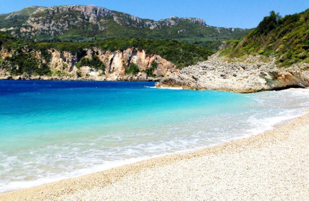 Azuurblauw water bij Rovinia beach op Corfu