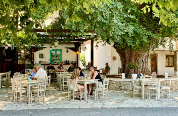 Dorpsplein van Strinilas op Corfu
