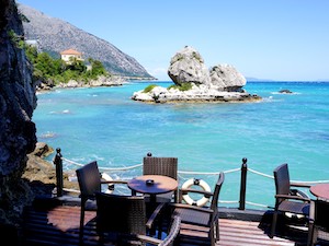 Bar in de rotsen aan zee in Poros