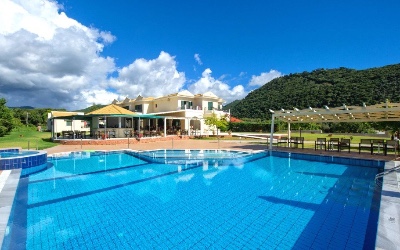 Accomodatie en zwembad van Coralli in Epirus Griekenland