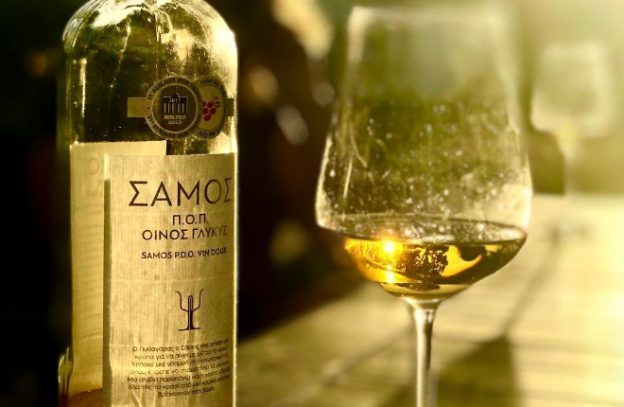 Fles Samos-wijn op terras
