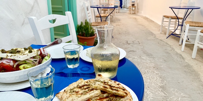 Mezedes bij taverne op Griekse eiland