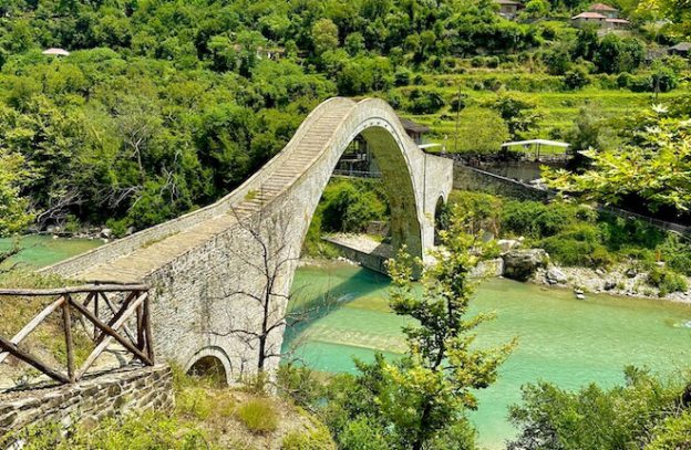Steenbrug in Epirus als tip vanuit Parga