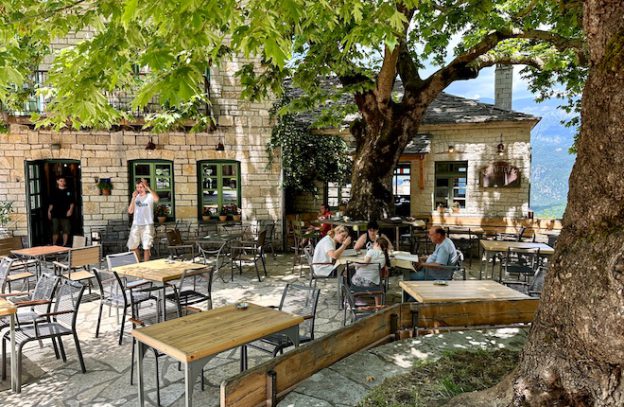 Aristi taverne en terras in Zagoria