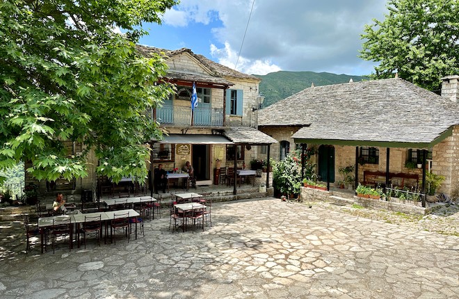 Kalarites (Kalarrytes) dorpsplein in Epirus