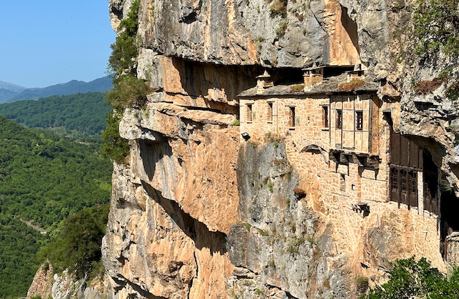 Kipinas klooster in de rotsen van Tzoumerka