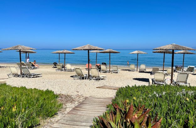 Almyros beach op Corfu in Griekenland