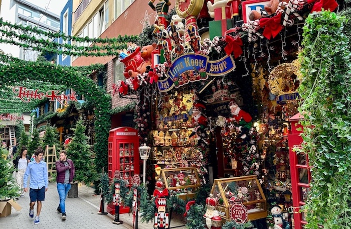 Sfeervol straatje in Psiri tijdens kerstvakantie