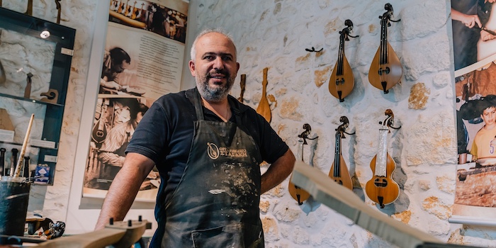 Manolis Stagakis in zijn workshop te Rehymnon op Kreta