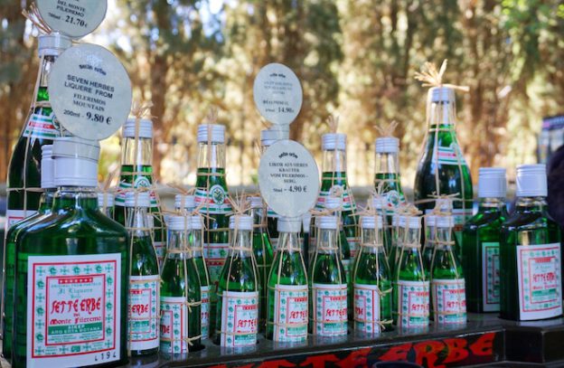 Flessen Sette Erbe likeur op Rhodos