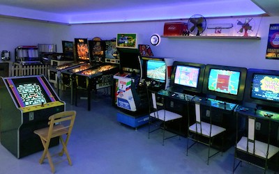 Computergames en flipperkasten in de kelder Speelgoedmuseum Rhodos