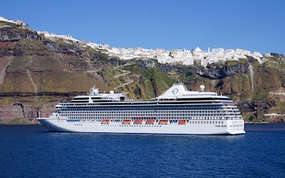 Luxe cruise voor de kust van Santorini